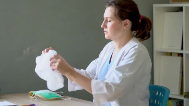 Ärztin trägt Schutzanzug und Maske gegen Coronavirus — Stockvideo