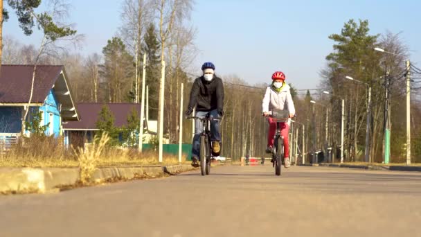 Родина їде на велосипеді під час карантину Ковід-19 . — стокове відео
