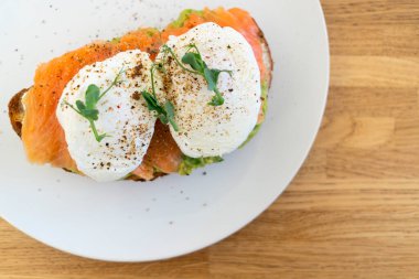 Sağlıklı yiyecekler. Balıklı sandviç. Yemek hazır..