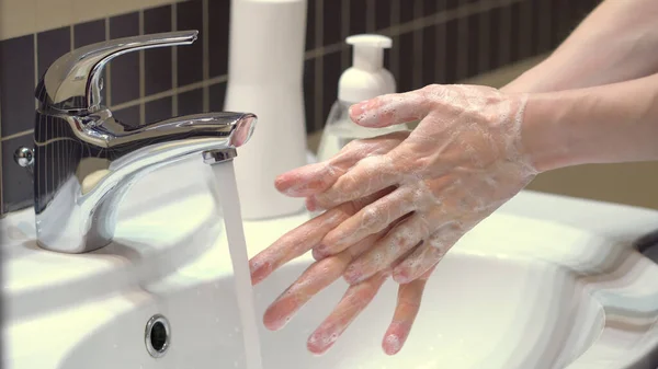 The right technique for good hand hygiene to protect yourself from the germs and the Covid19 coronavirus. Close up view. — Stock Photo, Image