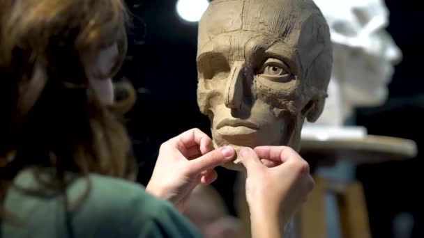The process of creating ecorche. The sculptor is working. — Stock Video