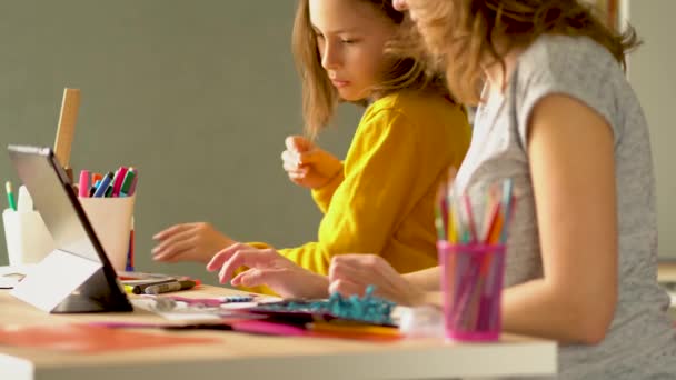 Educación a distancia de los niños en el hogar durante el período de cuarentena para el coronovirus Covid 19 . — Vídeos de Stock