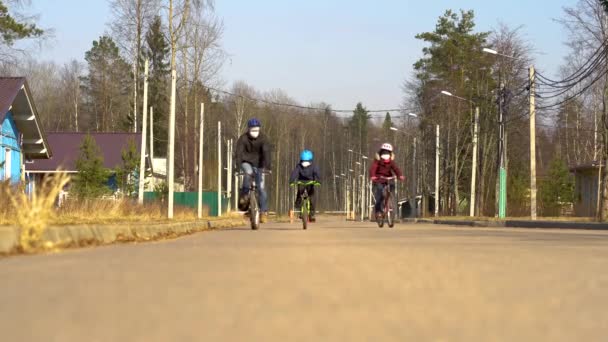 Famiglia in passeggiata durante il periodo di quarantena del coronavirus . — Video Stock