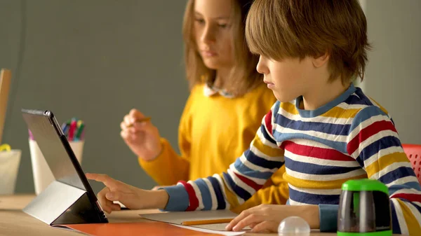 Aprendizaje a distancia de un escolar en casa . — Foto de Stock