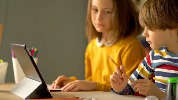 Estudiantes de educación a distancia en casa . — Foto de Stock