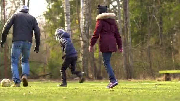 Familia en un paseo durante el período de cuarentena en el coronovirus Covid 19 . — Vídeos de Stock