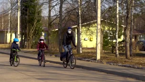 Familie fietsen tijdens quarantaine door het coronovirus covid 19. — Stockvideo