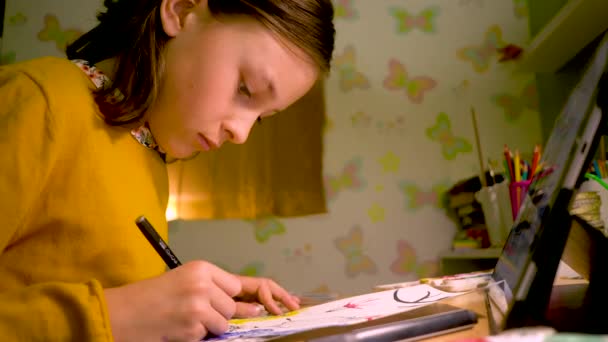 Istruzione a distanza dei bambini a casa durante il periodo di quarantena per coronavirus Covid 19. Disegno su carta. Vista da vicino . — Video Stock