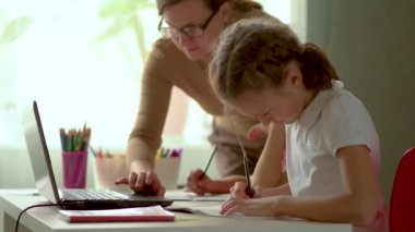 Sevimli çocuklar eğitim için dizüstü bilgisayar, online çalışma, evde eğitim için kullanırlar. Oğlan ve kızın uzaktan öğrenme ödevleri var..