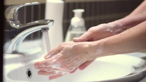 La bonne technique d'hygiène des mains protège contre les coronovirus et les germes. Vue rapprochée . — Video