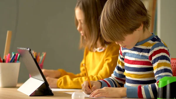 Aprendizaje a distancia para escolares durante el período de cuarentena del coronavirus . — Foto de Stock