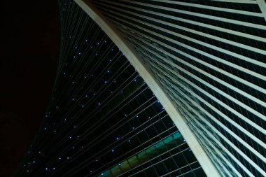 Modern şehir mimarisi. Geometrik desen yapısı. Büyük panoramik pencereler.