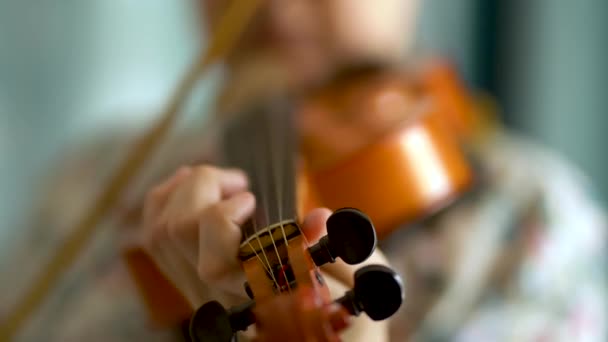 Jovem a tocar violino. Mãos de músico, vista de perto — Vídeo de Stock