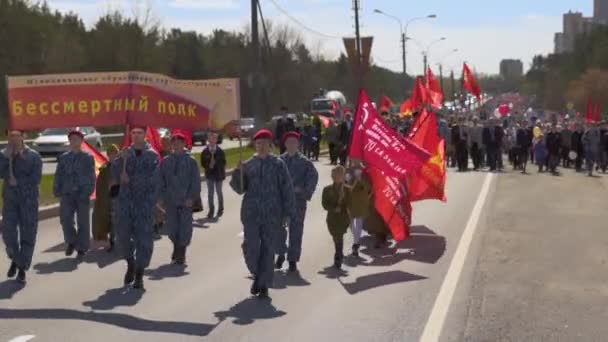 RÚSSIA, SAINT-PETERSBURG - 9 de maio de 2019. Sestroretsk O desfile em honra da vitória na Segunda Guerra Mundial. Regime imortal — Vídeo de Stock