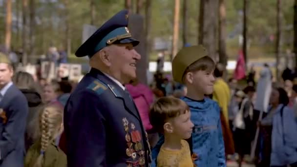 RUSIA, SAN PETERSBURGO, SESTRORETSK - 9 de mayo de 2019. Los niños son fotografiados con un veterano . — Vídeos de Stock