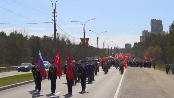 RUSIA, SAN PETERSBURGO, SESTRORETSK - 9 de mayo de 2019. La columna del regimiento Inmortal . — Vídeo de stock