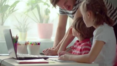 Evde dizüstü bilgisayar kullanan çocuklar için internet üzerinden eğitim. Babamla çalışmak çok eğlenceli..