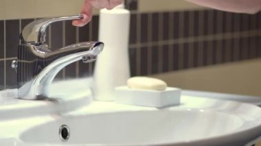 Düzenli el hijyeni mikrop ve koronovirüse karşı korur. Görüntüyü kapat.