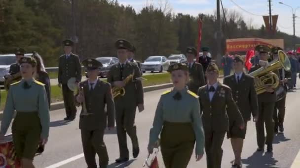 RÚSSIA, SAINT-PETERSBURG, SESTRORETSK - 9 de maio de 2019. A coluna do regimento Imortal . — Vídeo de Stock