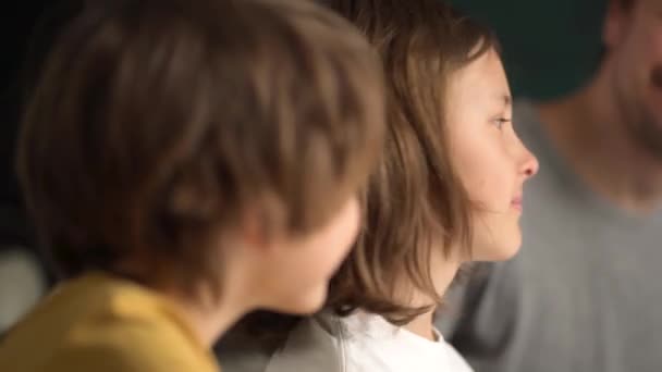 Kinder kochen Pizza. Junge und Mädchen haben Spaß mit ihrem Vater. Zutaten für Pizza zubereiten. — Stockvideo