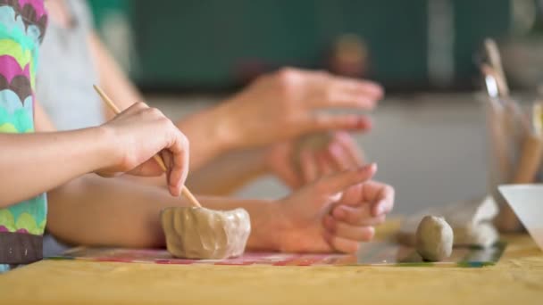 La fabbricazione di ceramica. Ragazza scolpisce da argilla con madre — Video Stock