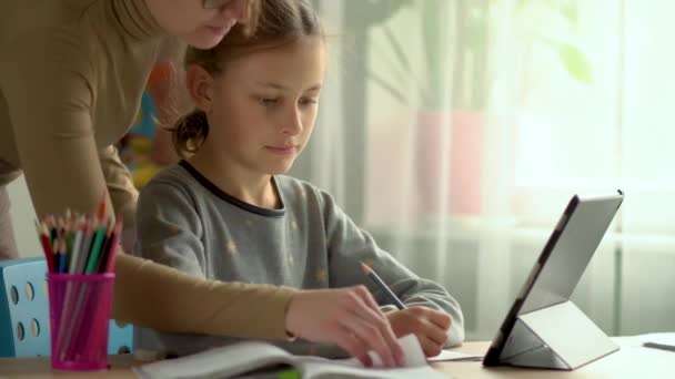 Çocuklar için evde eğitim. Oğlan ve kız eğitim için dizüstü bilgisayar kullanıyor.. — Stok video