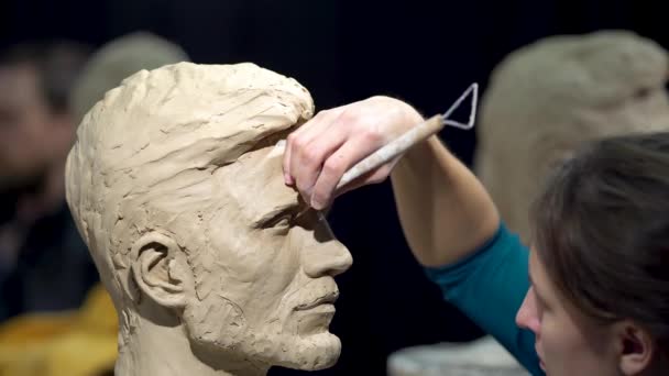 Női szobrász munka egy szobor egy emberi fej. — Stock videók