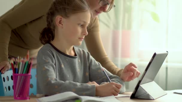 Ensino em casa para crianças. Filho e filha usam um laptop para educação . — Vídeo de Stock