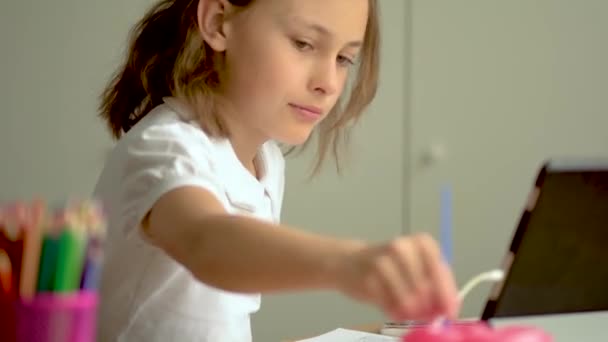 Niño lindo uso de la computadora portátil para la educación, estudio en línea, el estudio en casa. Chica tienen tarea a distancia aprendizaje . — Vídeos de Stock