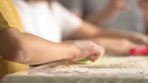 Děti vaří pizzu. Chlapec a dívka se baví s otcem. Preperační přísady na pizzu. — Stock video