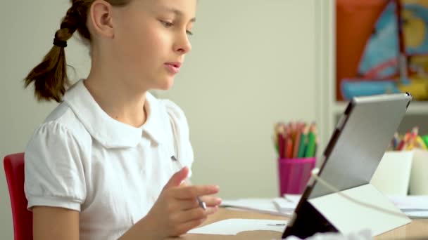 Niño lindo uso de la computadora portátil para la educación, estudio en línea, el estudio en casa. Chica tienen tarea en casa escolarización. — Vídeos de Stock