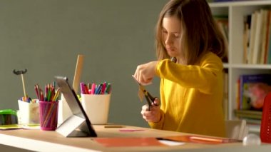 Tatlı çocuk eğitim için dizüstü bilgisayar kullanıyor, online öğrenim görüyor, evde eğitim görüyor. Kızın ev ödevi var..