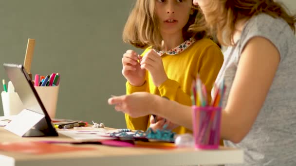 O portátil bonito do uso da criança para a instrução, estudo em linha, casa que estuda. Menina tem lição de casa no ensino à distância . — Vídeo de Stock