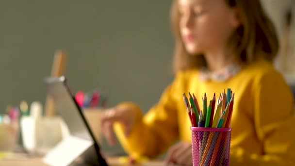 Roztomilé dítě používat notebook pro vzdělávání, on-line studium, domácí studium. Dívka má domácí úkol na dálku učení. — Stock video