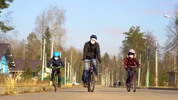 Säkerhet för en promenad under karantänen på coronovirus covid 19. — Stockvideo