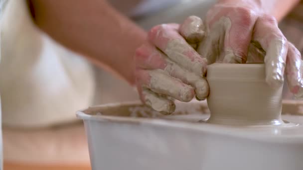 La fabrication de céramiques. Homme sculpte à partir de clayon roue de poterie . — Video