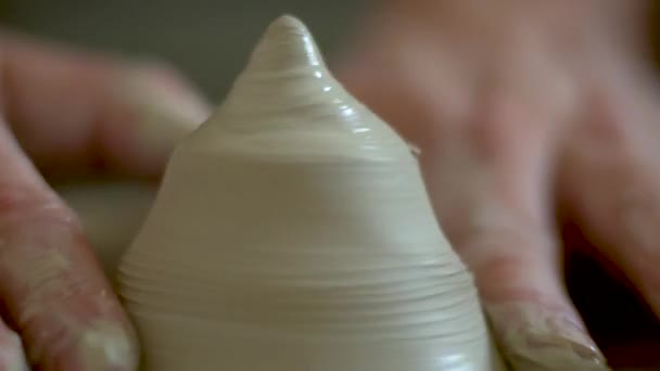 De vervaardiging van keramiek. Man sculpturen van clayon aardewerk wiel. — Stockvideo