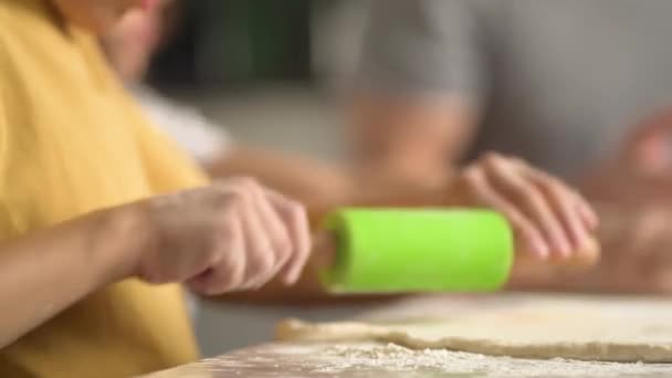 Děti vaří pizzu. Chlapec a dívka se baví s otcem. Preperační přísady na pizzu. — Stock video