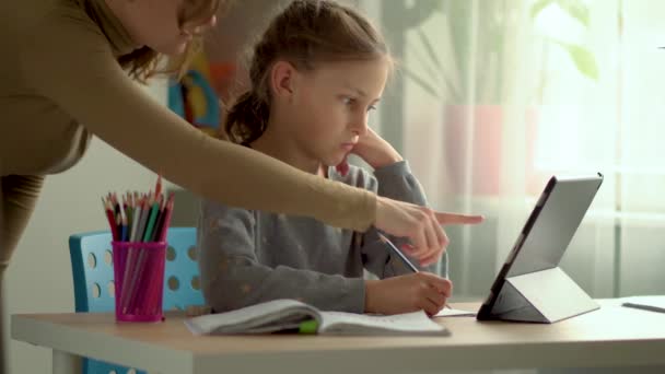 Scuola di casa per bambini. Figlio e figlia usano un computer portatile per l'istruzione . — Video Stock