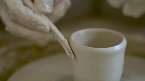 La fabbricazione di ceramica. L'uomo scolpisce dalla ruota in ceramica di argilla . — Video Stock