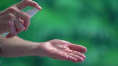 Mikroplardan ve bakterilerden temizlik yapmak için dezenfektan kullanan kadının eli. Kendini virüs bulaşmasından koru Corona virüsü.