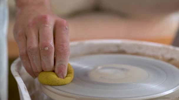 De vervaardiging van keramiek. Man sculpturen van clayon aardewerk wiel — Stockvideo