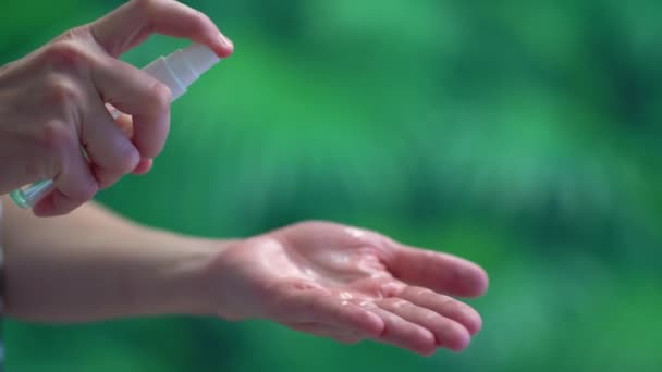 Mão de mulher que aplicando dispensador desinfetante para fazer a limpeza de germe, bactérias. Proteja-se da infecção pelo vírus Corona vírus . — Vídeo de Stock