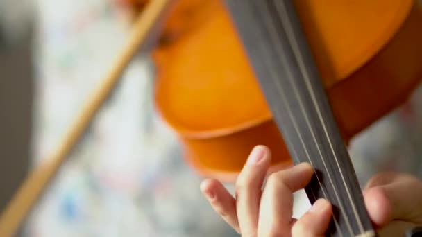 Una joven tocando el violín. Violinista de mano izquierda, vista de cerca. Vista desde arriba — Vídeos de Stock