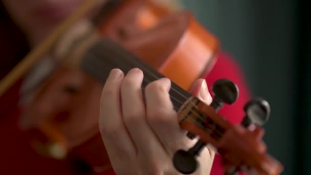 Jovem a tocar violino. Mãos de músico, vista de perto — Vídeo de Stock