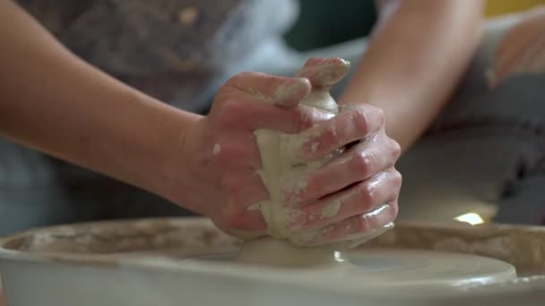 La fabbricazione di ceramica. La donna prepara l'argilla per lavoro su ruota di ceramica. — Video Stock