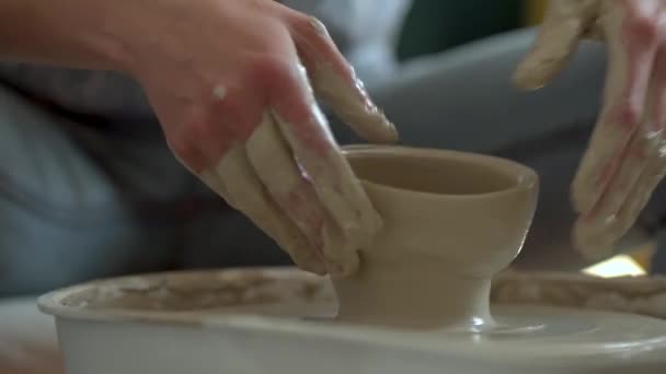 陶瓷的制造。女人在陶瓷轮上准备粘土. — 图库视频影像