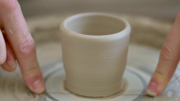 La fabricación de cerámica. Hombre esculturas de arcilla en la rueda de cerámica — Vídeos de Stock