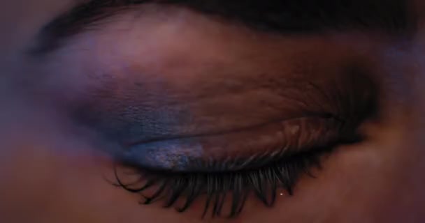 Close Woman Eye Beautiful Make Opening Studio Lighting Slow Motion — Stockvideo