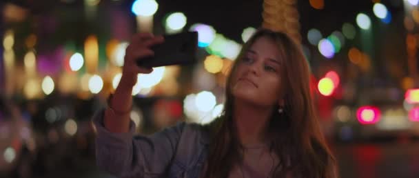 Ung Kvinna Som Tar Selfie Mitt Gatan Natt Stad Bokeh — Stockvideo